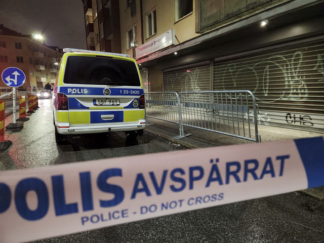 Mobil polisi diparkir di dekat rumah tersangka setelah serangan penembakan mematikan di pusat pendidikan orang dewasa di sekolah Campus Risbergska di Orebro, Swedia, Selasa (4/2/2025). Foto: Philip O'Connor/REUTERS 