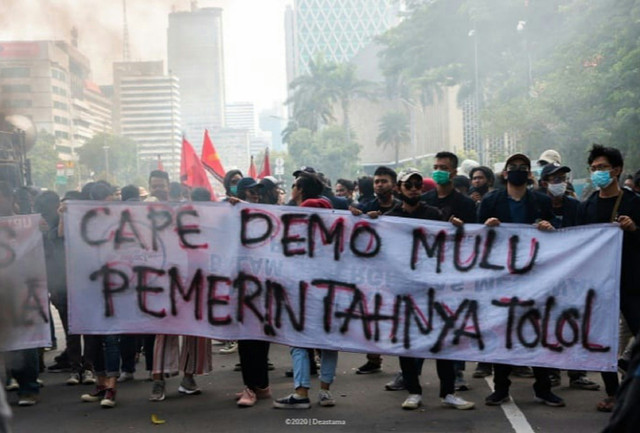 Demo yang dilakukan di depan DPR. Sumber: Unsplash free image/Deastama