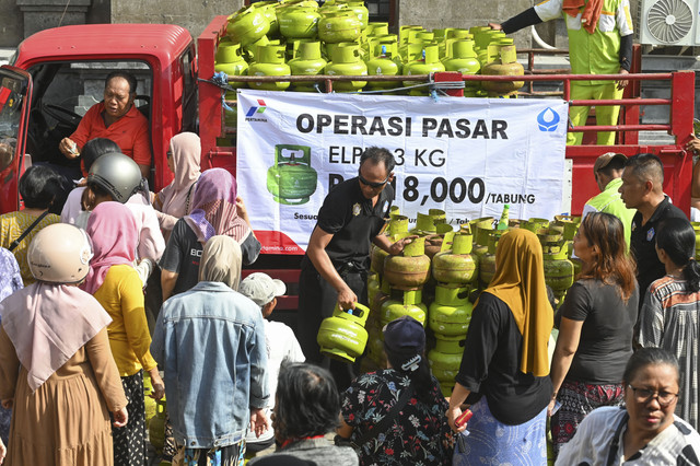 Petugas melayani pembelian gas elpiji 3 kg saat pelaksanaan operasi pasar di kawasan Tuban, Badung, Bali, Rabu (5/2/2025). Foto: Fikri Yusuf/ANTARA FOTO