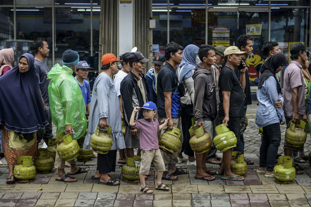 Sejumlah warga antre membeli gas elpiji 3 kilogram di Cibodas, Kota Tangerang, Banten, Rabu (5/2/2025). Foto: Putra M. Akbar/ANTARA FOTO 