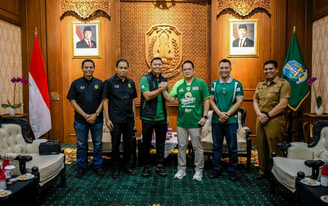 Presiden Persebaya Azrurl Ananda (tengah) saat bertemu Pj Gubernur Jawa Timur Adhy Karyono. Foto: MO Persebaya 