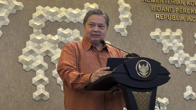 Menko Bidang Perekonomian Airlangga Hartarto dalam konferensi pers di kantornya, Rabu (5/2/2025). Foto: Ave Airiza Gunanto/kumparan