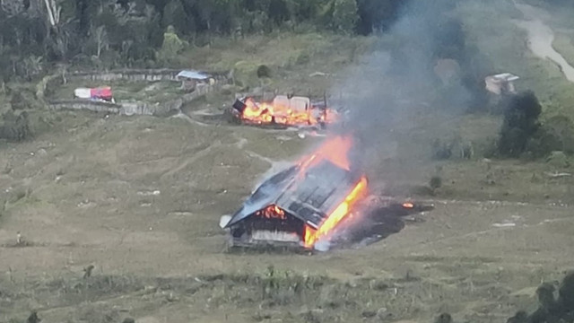 KKB pimpinan Kalenak Murib dan Tenius Kulua membakar empat bangunan di Kampung Kelemame dan Kampung Pasir Putih di Distrik Sinak, Kabupaten Puncak, Papua Tengah, Senin (3/2/2025). Foto: Satgas Damai Cartenz