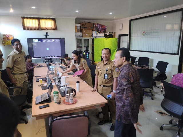 Sekda Bali sidak penggunaan tumblr para pegawai. Foto: Dok. Humas Pemprov Bali