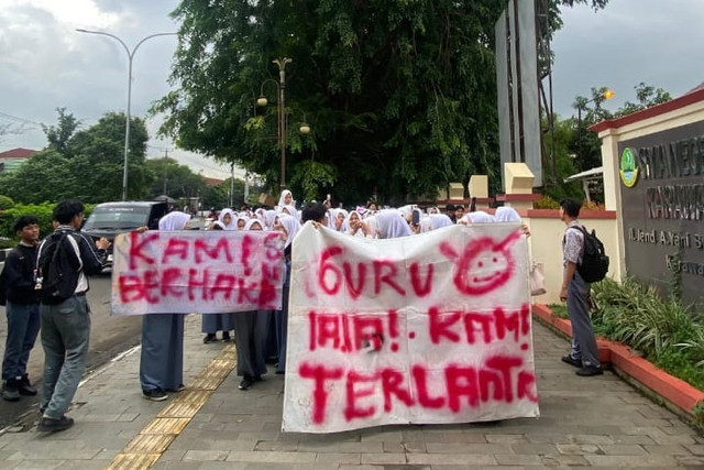 Ratusan siswa menggelar aksi demonstrasi di halaman SMAN 4 Karawang, Rabu (5/2/2025). Foto: kumparan