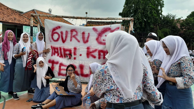 Ratusan siswa menggelar aksi demonstrasi di halaman SMAN 4 Karawang, Rabu (5/2/2025). Foto: kumparan