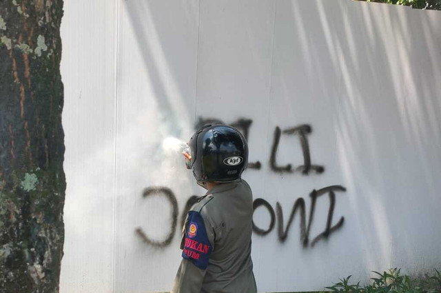 Satpol PP Yogya mulai membersihkan tulisan 'Adili Jokowi' di sejumlah titik di Kota Yogya. Foto: Dok. Satpol PP Kota Yogya