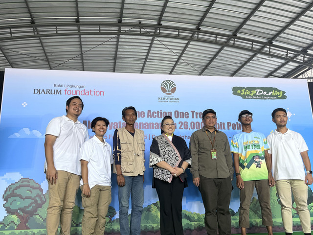 Relawan Siap Darling saat menanam pohon di Bukit Pati Ayam Kudus. Foto: Intan Alliva Khansa/kumparan