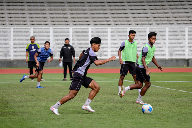 Sejumlah pemain Timnas Indonesia U-20 mengikuti latihan di Stadion Madya, Senayan, Jakarta, pada Rabu (5/2/2025). Foto: Jamal Ramadhan/kumparan