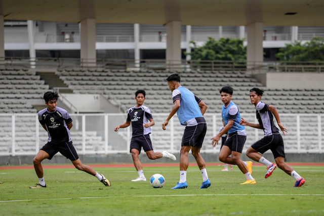 Sejumlah pemain Timnas Indonesia U-20 mengikuti latihan di Stadion Madya, Senayan, Jakarta, pada Rabu (5/2/2025). Foto: Jamal Ramadhan/kumparan