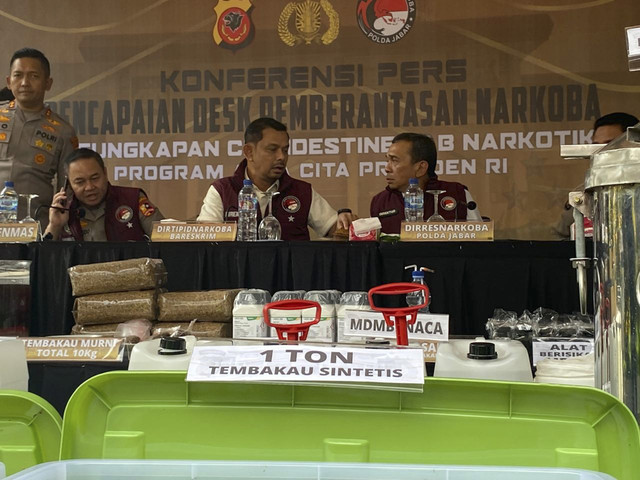 Polisi merilis kasus laboratorium atau clandetine laboratory narkotika di wilayah Sentul, Kabupaten Bogor, Rabu (5/2/2025). Foto: kumparan