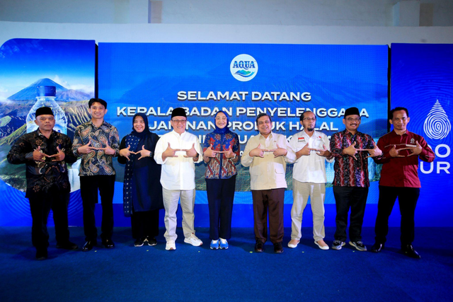 Kepala Badan Penyelenggara Jaminan Produk Halal (BPJPH), Dr. Ir. Ahmad Haikal Hasan, S.Kom., MMT. (keempat dari kanan) saat melakukan kunjungan ke Pabrik AQUA di Mekarsari, Sukabumi, Jawa Barat (23/01/25). Foto: Dok. AQUA