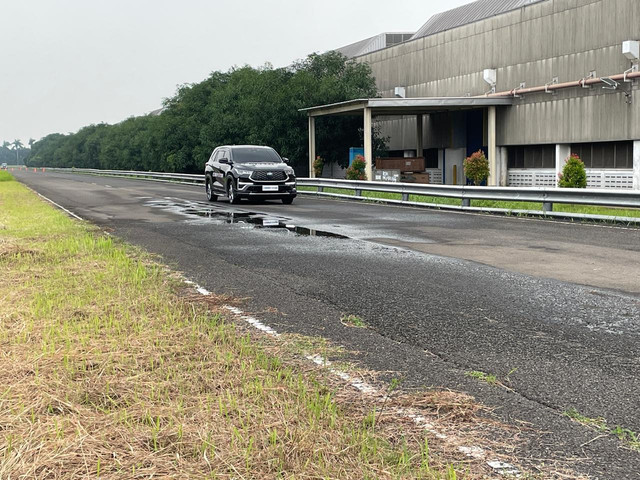 Mencoba ban mobil terbaru Bridgestone Turanza 6 di Bridgestone Proving Ground Track Karawang, Jawa Barat. Foto: Sena Pratama/kumparan