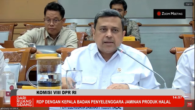 Kepala Badan Penyelenggara Jaminan Produk Halal Haikal Hasan mengikuti rapat dengar pendapat (RDP) dengan Komisi VIII DPR RI di Kompleks Parlemen, Jakarta, Rabu (5/2/2025). Foto: Youtube/ TVR Parlemen