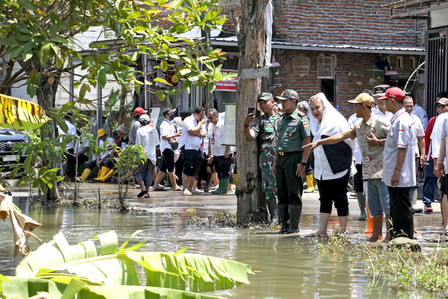 Wali Kota Semarang, Hevearita Gunaryanti Rahayu (ketiga dari kanan) meninjau banjir di Kelurahan Kudu, Kecamatan Genuk. Foto: Dok. Istimewa