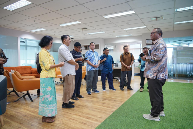 Direktur Utama PNM, Arief Mulyadi (kanan) menerima kunjungan Delegasi Malaysia bersama Yayasan Desa Emas Indonesia (YDEI) di Menara PNM, Jakarta, Selasa (4/5/2025). Foto: Dok. PNM