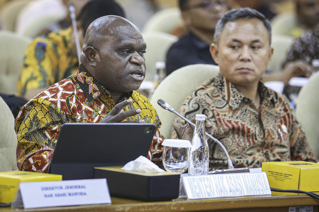 Menteri Hak Asasi Manusia (HAM) Natalius Pigai (kiri) bersama Wakil Menteri HAM Mugiyanto (kanan) menyampaikan paparan pada rapat kerja dengan Komisi XIII DPR di Kompleks Parlemen (Sumber: Kumparan)