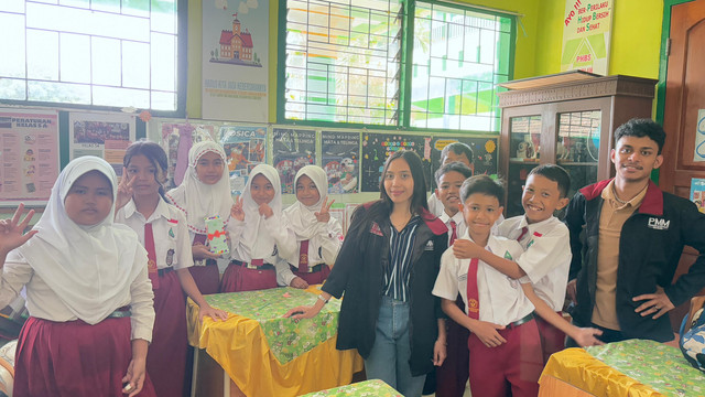 Foto 2: Kelompok 3 Daur Ulang Sampah Kelas 5A (Sumber: Alji Afrian)