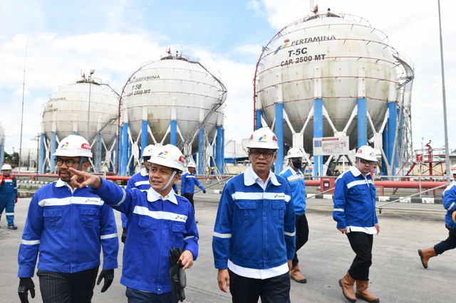 Wakil Menteri ESDM Yuliot (ketiga dari kiri), Wakil Direktur Utama PT Pertamina (Persero) Wiko Migantoro (kedua dari kiri), dan Direktur Utama Pertamina Patra Niaga Riva Siahaan saat meninjau SPBR Patra Trading Plumpang, Jakarta Utara, Rabu (5/2). Foto: Dok. Pertamina