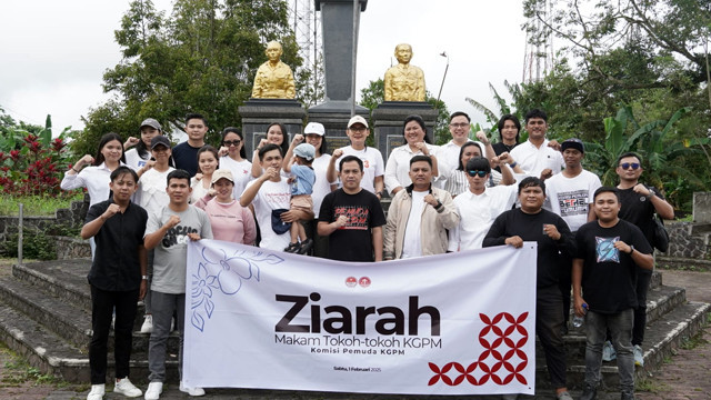 Komisi Pemuda KGPM saat melakukan ziarah ke makam pejuang jelang peringatan Hari Merah Putih di Sulawesi Utara.