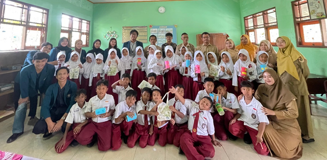 (Foto bersama mahasiswa KKN Tim 1 Undip 2025 dengan siswa kelas 2 dan 4 serta wali kelas SD N 1 Tempurharjo)