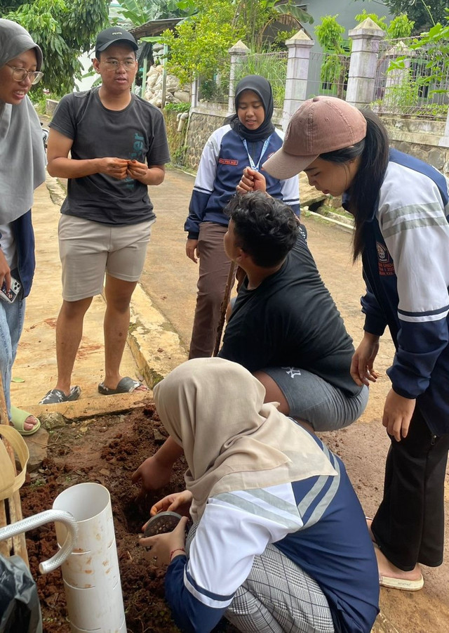 Gloria Kristanti Dewi, Mahasiswa KKN Tim I Undip melakukan pengenalan dan pembuatan lubang resapan buatan biopori dengan memanfaatkan limbah sampah organik.