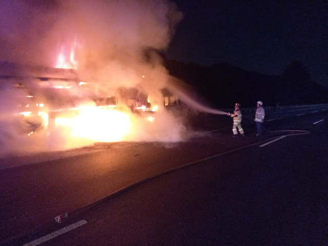 Truk pompa beton terbakar di Tol Japek, Kamis (6/2/2025). Dok. PJR Tol Japek