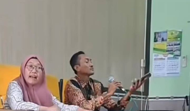 Tangkapan layar guru MAN 1 Lamongan yang menggebrak meja saat sejumlah siswa mempertanyakan kegagalan mereka ikut SNPB.