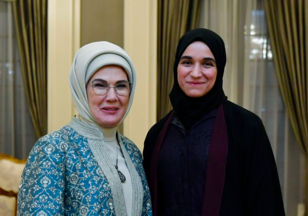 First Lady Turki Emine Erdogan (kiri) dan First Lady Suriah Latifa binti Durubi di Turki, Rabu (5/2/2025). Foto: X/@EmineErdogan