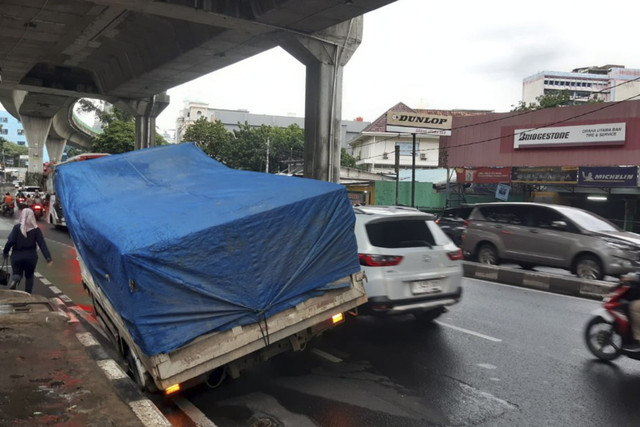 Truk muatan amblas di Jl. Wolter Monginsidi mengarah Jl. Kapten Tendean Jakarta Selatan (06/02/2025) Foto: X/ @TMCPoldaMetro