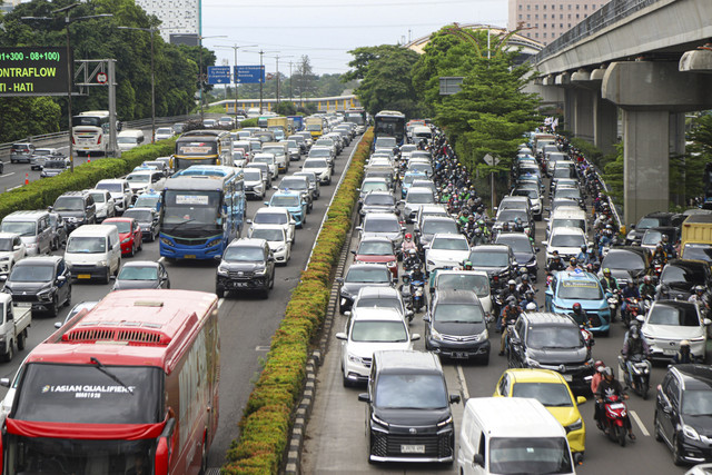 Sejumlah kendaraan terjebak kemacetan di Jalan MT Haryono, Jakarta, Kamis (6/2/2025). Foto: Iqbal Firdaus/kumparan