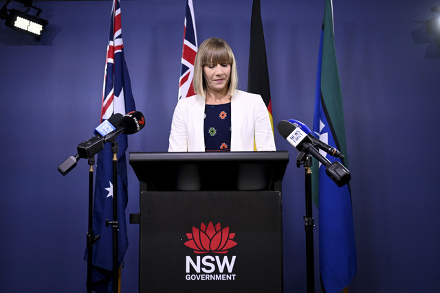 Menteri Transportasi untuk negara bagian New South Wales Jo Haylen bersiap menyampaikan pidato mengumumkan pengunduran dirinya dari jabatannya sebagai Menteri Transportasi, dalam sebuah konferensi pers di Sydney, Selasa (4/2/2025). Foto: AAP Image/ via Reuters