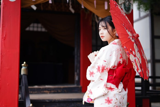 Perbedaan Yukata dan Kimono. Foto adalah yukata. Sumber: unsplash/ Lyu JackSon