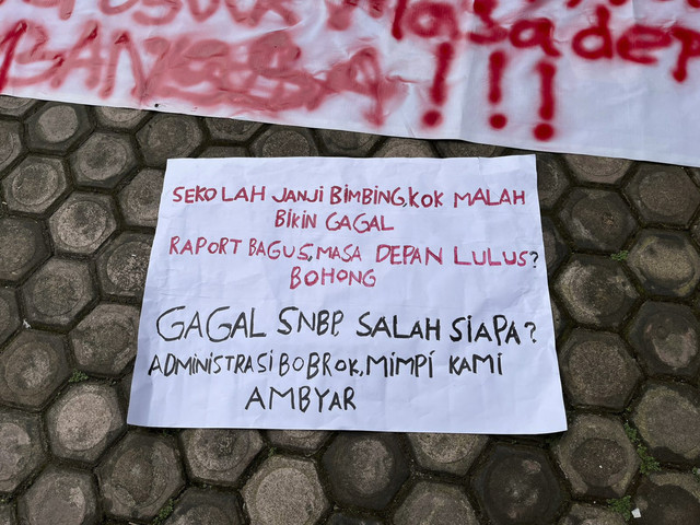 Siswa SMK N 10 gelar aksi demo terkait masalah PDSS pada Kamis (6/2/2025).  Foto: Tri Vosa Fabiola Ginting/kumparan