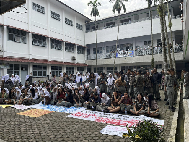 Siswa SMK N 10 gelar aksi demo terkait masalah PDSS pada Kamis (6/2/2025).  Foto: Tri Vosa Fabiola Ginting/kumparan