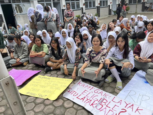 Siswa SMK N 10 gelar aksi demo terkait masalah PDSS pada Kamis (6/2/2025).  Foto: Tri Vosa Fabiola Ginting/kumparan