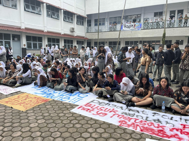 Siswa SMK N 10 gelar aksi demo terkait masalah PDSS pada Kamis (6/2/2025).  Foto: Tri Vosa Fabiola Ginting/kumparan