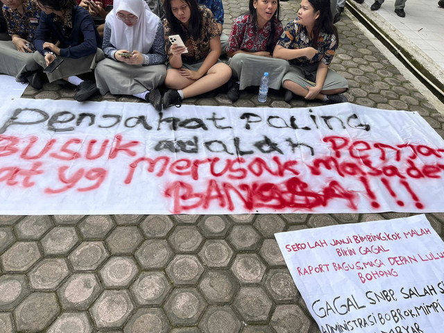 Siswa SMK N 10 gelar aksi demo terkait masalah PDSS pada Kamis (6/2/2025).  Foto: Tri Vosa Fabiola Ginting/kumparan