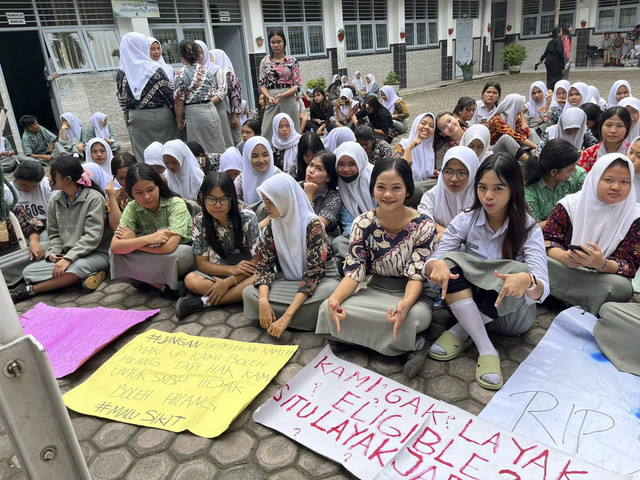 Siswa SMK N 10 gelar aksi demo terkait masalah PDSS pada Kamis (6/2/2025). Foto: Tri Vosa Fabiola Ginting/kumparan