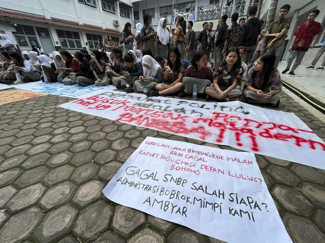 Siswa SMK N 10 gelar aksi demo terkait masalah PDSS pada Kamis (6/2/2025). Foto: Tri Vosa Fabiola Ginting/kumparan