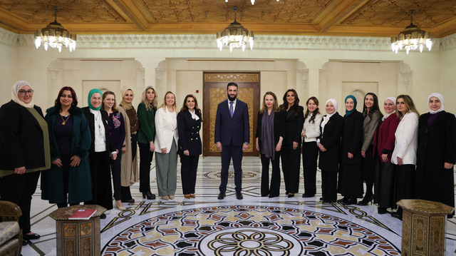 Presiden Suriah Ahmad al-Sharaa (tengah) di Damaskus menerima delegasi perempuan Suriah yang menetap di Amerika Serikat, 27/1/2025. Foto: X/@G_CSyria