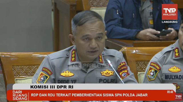 Komisi III DPR RI audiensi bersama Kepala Sekolah Polisi Negara Polda Jabar, Kombes Dede Yudy Ferdiansah dan orang tua siswa disabilitas Valyano Boni Raphael terkait pemberhentian Valyano di gedung Parlemen, Jakarta pada Kamis (6/2/2025).  Foto: Youtube/ TVR Parlemen