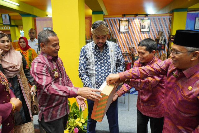 Pemkot Pontianak saat memberikan cinderamata untuk Mamna Abdurrahman. Foto: Dok, Prokopim Pemkot Pontianak