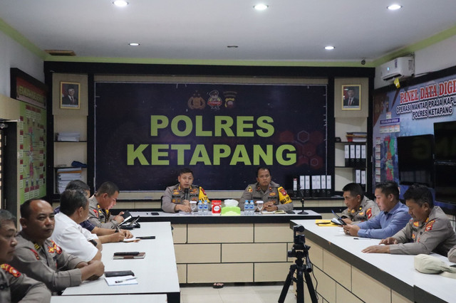 Kapolres Ketapang, AKBP Setiadi saat mengadakan pertemuan internal  di ruang PPKO Mapolres Ketapang. Foto: Dok. Polres Ketapang 