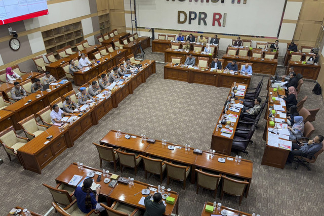 Rapat dengar pendapat umum (RDPU) Komisi III DPR RI dengan Polda Aceh terkait kasus dugaan Ipda Yohananda Fajri paksa pacar aborsi di gedung Parlemen, Jakarta pada Kamis (6/2/2025).  Foto: Abid Raihan/kumparan