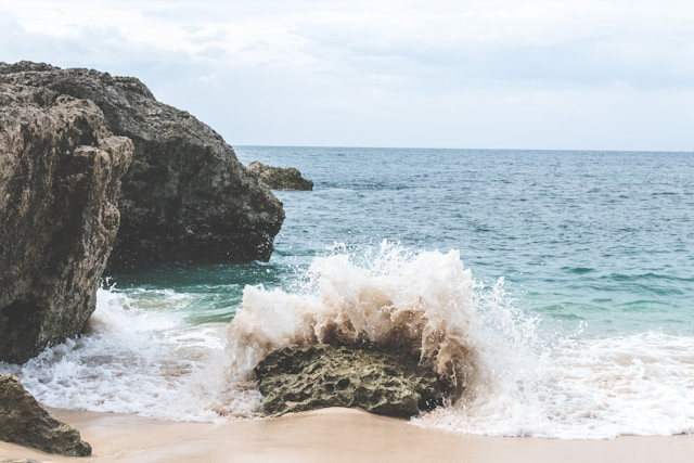 Pantai Batu Karas. Foto hanya ilustrasi, bukan tempat sebenarnya. Sumber: Unsplash/Artem Beliaikin