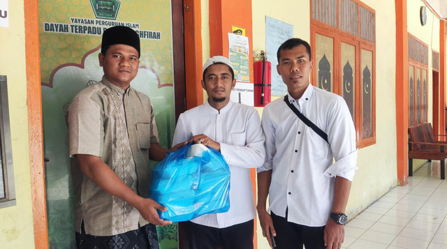 Penyerahan Kue Program Berbagi Berkah Jumat DT Peduli Aceh kepada Santri Babul Maghfirah (Sumber : DT Peduli)