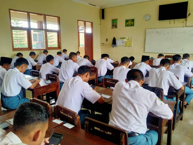 Ilustrasi siswa SMA. Foto: Agewib/Shutterstock