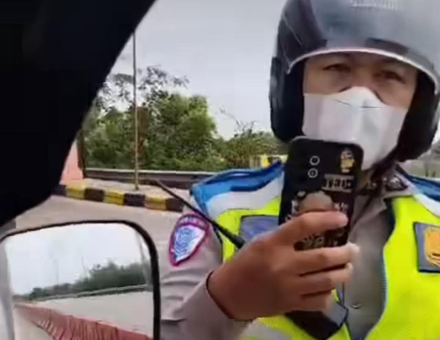 Suasana saat oknum polisi memberhentikan sopir mobil pengangkut pisang di depan Pintu Tol Keramasan, Palembang. Foto : Potongan Video/Istimewa