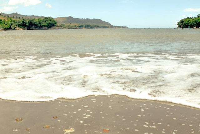 Pantai Brumbun. Foto Pantai Brumbun. Sumber: unsplash.com/Nuril Ahsan